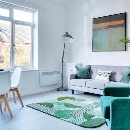 Modern 2 Bedroom Flat - 15 Minutes To Liverpool Бёкенхэд Экстерьер фото