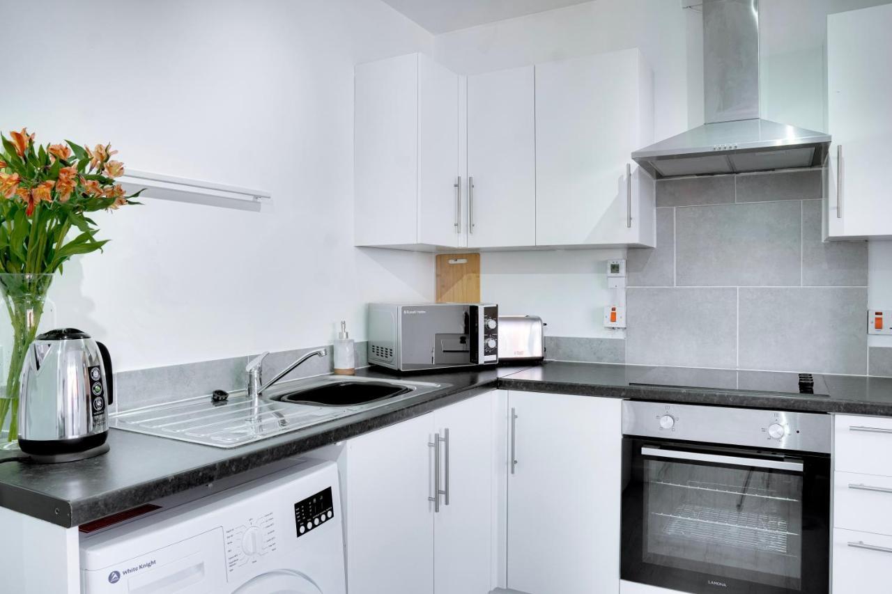 Modern 2 Bedroom Flat - 15 Minutes To Liverpool Бёкенхэд Экстерьер фото