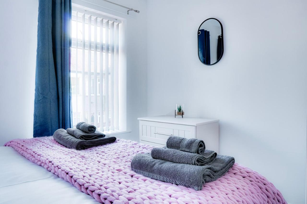Modern 2 Bedroom Flat - 15 Minutes To Liverpool Бёкенхэд Экстерьер фото